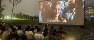 （操熟女逼转载）成都秋夜“新耍法”：到公园看坝坝电影